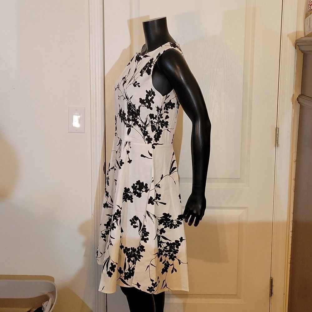 BRAND NEW BLACK/WHITE SLEEVELESS DRESS - Picture 7 of 16